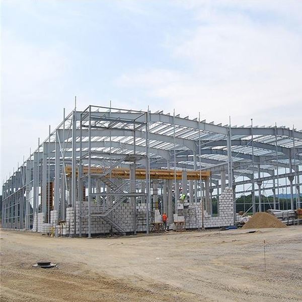 Atelier de structuri metalice cu încărcare puternică de vânt